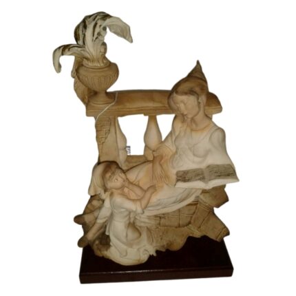 FIGURA MADRE E HIJA LEYENDO