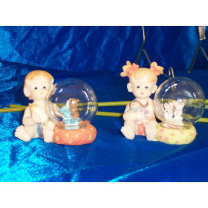 FIGURA DECORATIVA DE BEBÉ CON BOLA DE CRISTAL DETALLE BAUTIZO